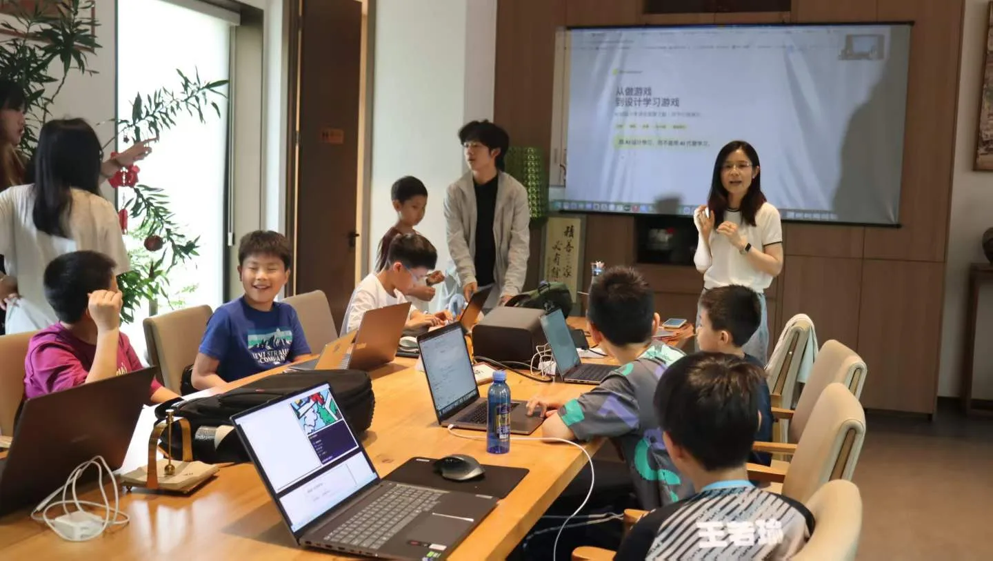 老师授课，孩子们用电脑创作