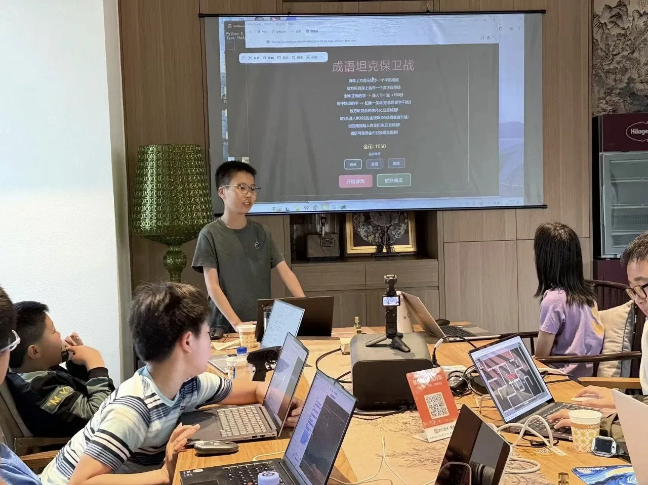 孩子展示自己做的游戏项目