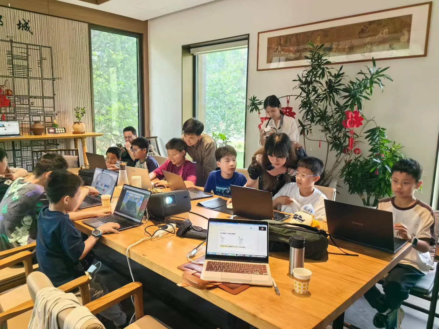 满桌笔记本电脑，孩子们专注创作